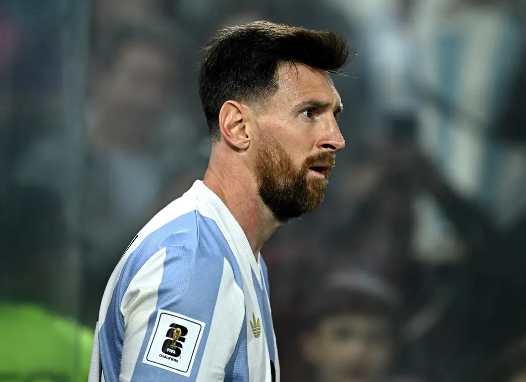 Lionel Messi elogia o futebol brasileiro como "um dos maiores do mundo" após vitória do Inter Miami sobre o Porto. As seleções brasileira e argentina se enfrentam na próxima segunda-feira em eliminatórias do Mundial, prometendo um duelo emocionante e equilibrado.