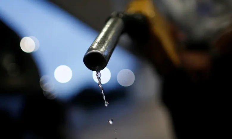 Brazil's fuel market is impacted by the decline in oil prices, with diesel prices at Petrobras refineries showing a 12% difference from the Gulf of Mexico. The report highlights the varying production costs and demand dynamics between regions and warns of market volatility.