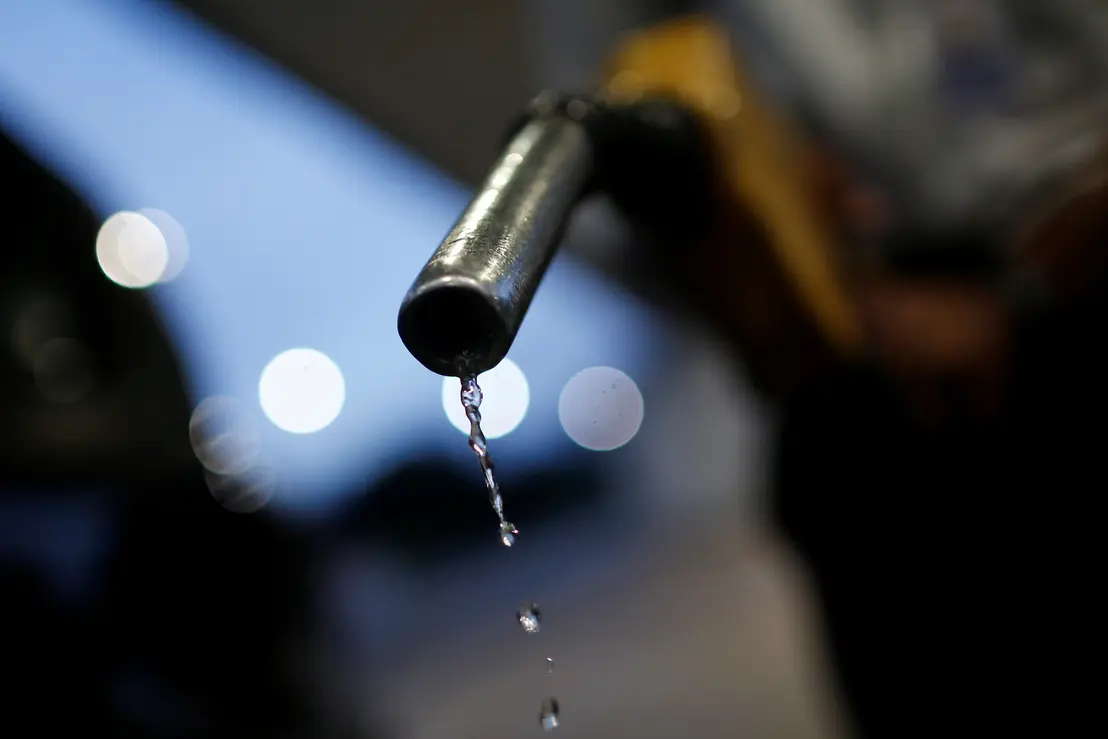 Brazil's fuel market is impacted by the decline in oil prices, with diesel prices at Petrobras refineries showing a 12% difference from the Gulf of Mexico. The report highlights the varying production costs and demand dynamics between regions and warns of market volatility.