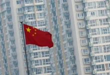 A economia chinesa registrou um crescimento surpreendente em maio, com novos empréstimos alcançando 620 bilhões de yuans, apesar de tensões com EUA e outras potências.