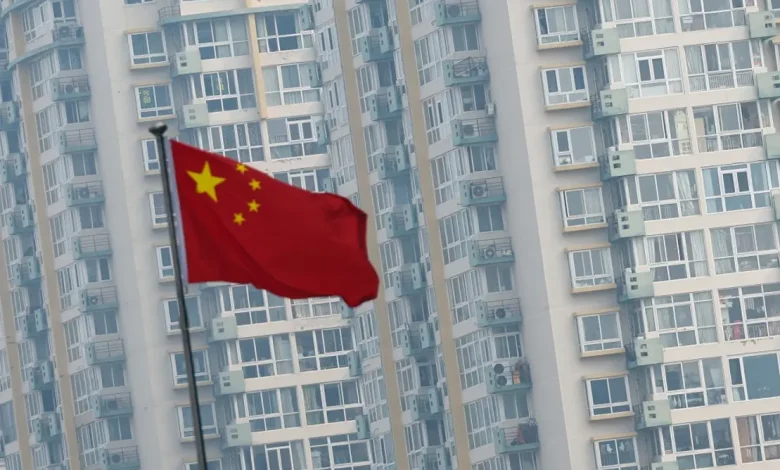 A economia chinesa registrou um crescimento surpreendente em maio, com novos empréstimos alcançando 620 bilhões de yuans, apesar de tensões com EUA e outras potências.