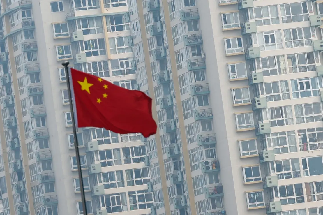 A economia chinesa registrou um crescimento surpreendente em maio, com novos empréstimos alcançando 620 bilhões de yuans, apesar de tensões com EUA e outras potências.