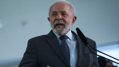 O ex-presidente Lula ataca inteligência artificial e fake news, afirmando que não são responsáveis por resultados eleitorais. Defende liberdade de imprensa e democracia, criticando manipulação e propaganda política.