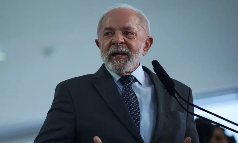 O ex-presidente Lula ataca inteligência artificial e fake news, afirmando que não são responsáveis por resultados eleitorais. Defende liberdade de imprensa e democracia, criticando manipulação e propaganda política.