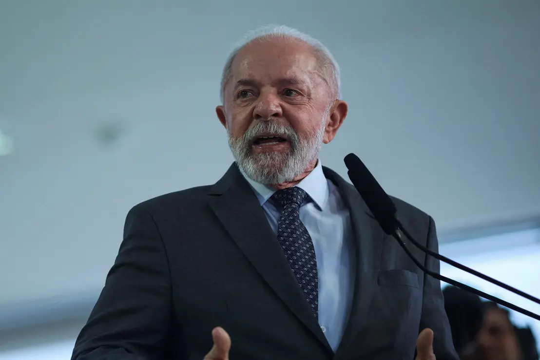 O ex-presidente Lula ataca inteligência artificial e fake news, afirmando que não são responsáveis por resultados eleitorais. Defende liberdade de imprensa e democracia, criticando manipulação e propaganda política.