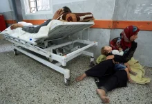 Médicos em Gaza relatam vítimas fatais mortas perto de hospitais e centros de saúde em ataques israelenses, causando uma das maiores tragédias da região em anos.
