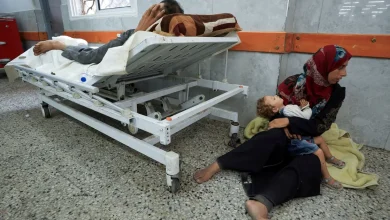 Médicos em Gaza relatam vítimas fatais mortas perto de hospitais e centros de saúde em ataques israelenses, causando uma das maiores tragédias da região em anos.
