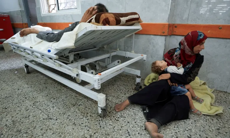 Médicos em Gaza relatam vítimas fatais mortas perto de hospitais e centros de saúde em ataques israelenses, causando uma das maiores tragédias da região em anos.