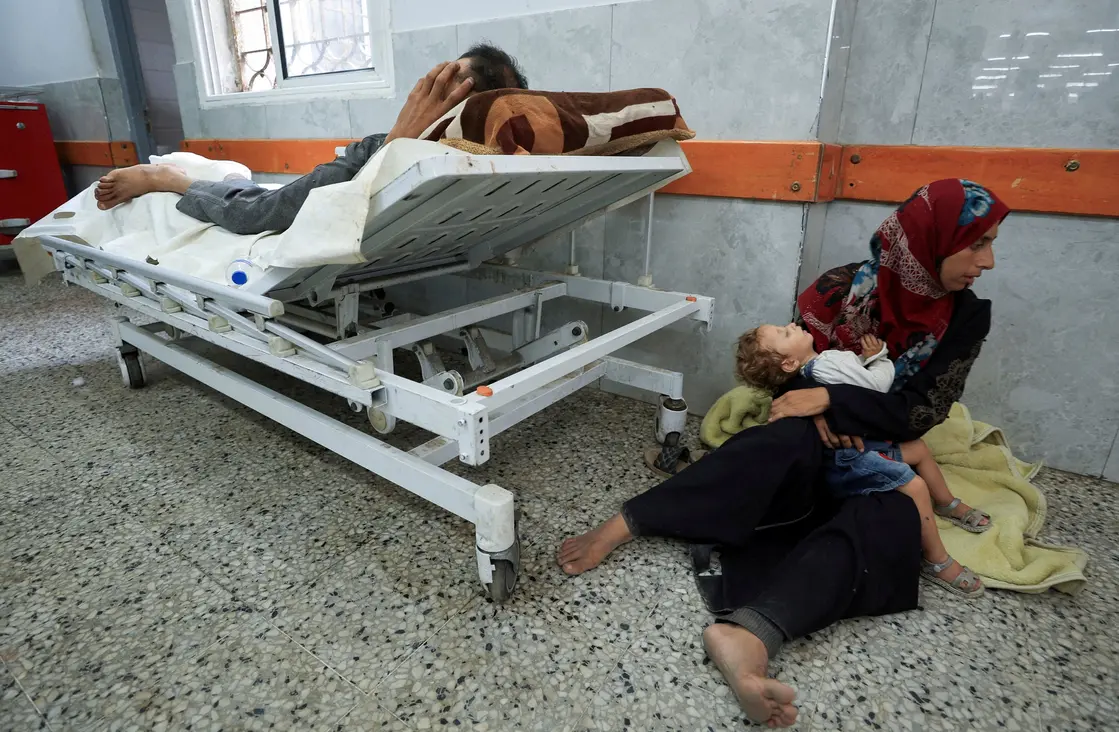 Médicos em Gaza relatam vítimas fatais mortas perto de hospitais e centros de saúde em ataques israelenses, causando uma das maiores tragédias da região em anos.