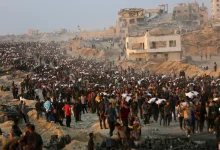 Multidão de palestinos reunidos em Gaza para receber ajuda, naquela que é uma cena de desespero e sofrimento diante da devastação causada pela guerra entre Israel e Palestina, com 140 mortos em apenas 24 horas.