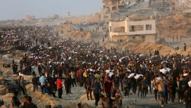 Multidão de palestinos reunidos em Gaza para receber ajuda, naquela que é uma cena de desespero e sofrimento diante da devastação causada pela guerra entre Israel e Palestina, com 140 mortos em apenas 24 horas.