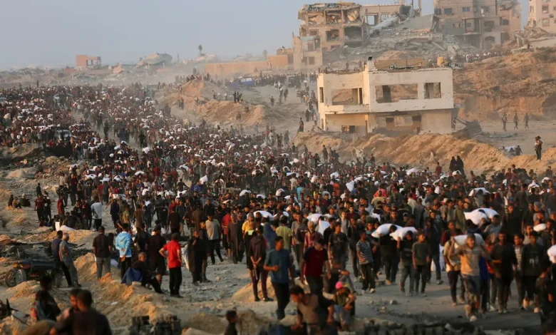 Multidão de palestinos reunidos em Gaza para receber ajuda, naquela que é uma cena de desespero e sofrimento diante da devastação causada pela guerra entre Israel e Palestina, com 140 mortos em apenas 24 horas.