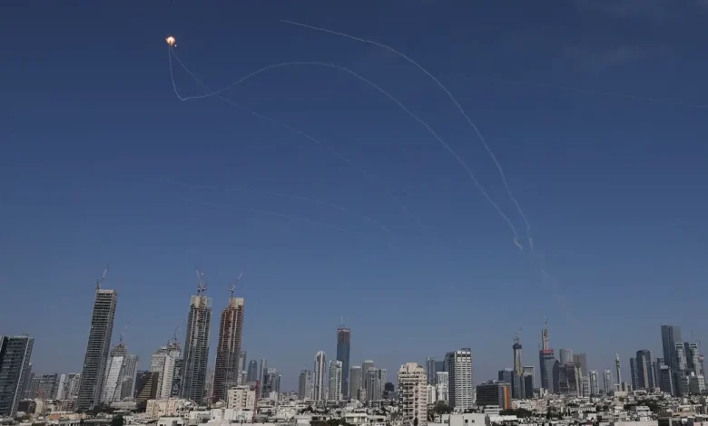 Crisis entre Irã e Israel: lançamento de mísseis contra Israel em resposta à morte de um cientista nuclear em Teerã, aumentando a incerteza e a ameaça de conflito no Oriente Médio.