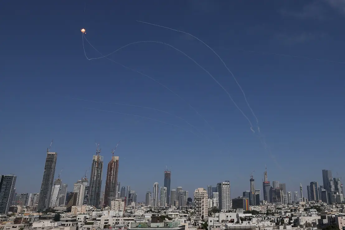 Crisis entre Irã e Israel: lançamento de mísseis contra Israel em resposta à morte de um cientista nuclear em Teerã, aumentando a incerteza e a ameaça de conflito no Oriente Médio.