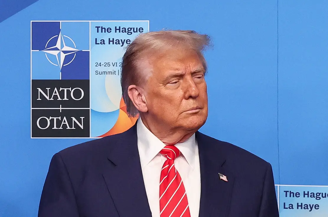 A OTAN se reuniu em Haia para discutir estratégia de defesa e orçamento, com presidente dos EUA Donald Trump apresentando proposta de US$ 893 bilhões, que prevê aumento em gastos com drones e mísseis e redução em gastos com caças F-35.