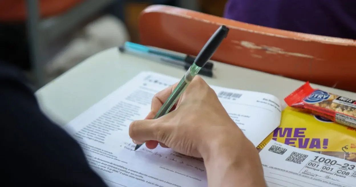 A partir de 2025, a Universidade de São Paulo (USP) ingressará no Enade, um exame que avalia o desempenho de estudantes de graduação em todo o país, permitindo melhorar a qualidade da formação e comparação com outras instituições.
