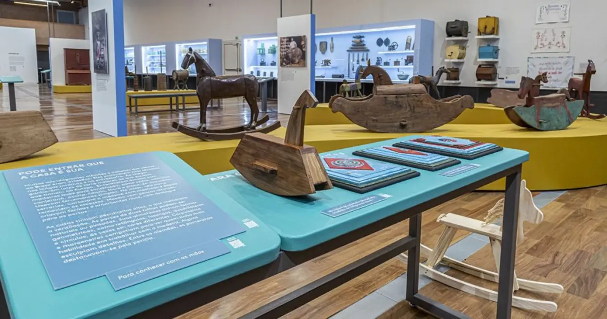 Descubra a história da imigração europeia no Brasil e sua influência na formação da sociedade brasileira através de uma exposição inédita com mais de 930 itens produzidos por imigrantes europeus.