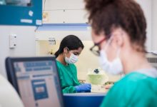 Cientistas descobriram que a microalga Monoraphidium contortum remove resquícios de antibióticos da água e produz biomassa com valor comercial, prometendo solução sustentável para poluição química em ecossistemas aquáticos.