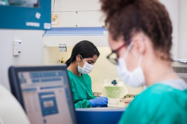 Cientistas descobriram que a microalga Monoraphidium contortum remove resquícios de antibióticos da água e produz biomassa com valor comercial, prometendo solução sustentável para poluição química em ecossistemas aquáticos.