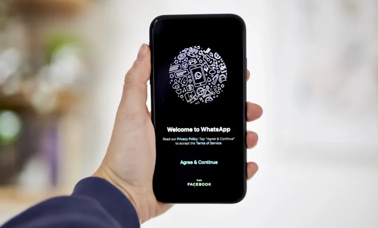 Tecnologia está mudando panorama de comunicação. WhatsApp adiciona anúncios na aba "Atualizações" e lançará assinaturas pagas, permitindo conteúdo exclusivo e relevante para os usuários, melhorando experiência e gerando receita para a empresa.
