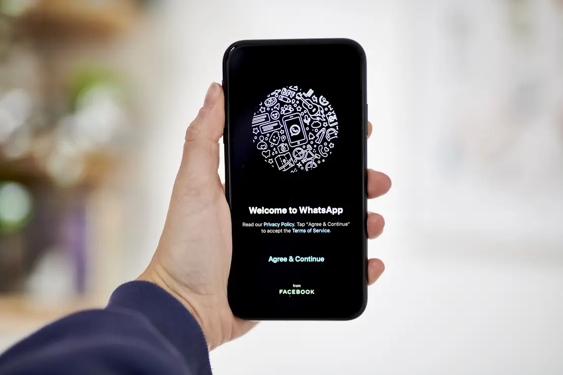 Tecnologia está mudando panorama de comunicação. WhatsApp adiciona anúncios na aba "Atualizações" e lançará assinaturas pagas, permitindo conteúdo exclusivo e relevante para os usuários, melhorando experiência e gerando receita para a empresa.