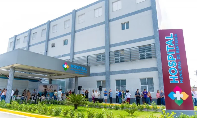 O Governo de SP investiu R$ 62 milhões no Hospital Municipal de Bertioga, ampliando sua estrutura física e melhorando serviços de saúde, contribuindo para reduzir filas de espera e melhorar qualidade de vida da população.
