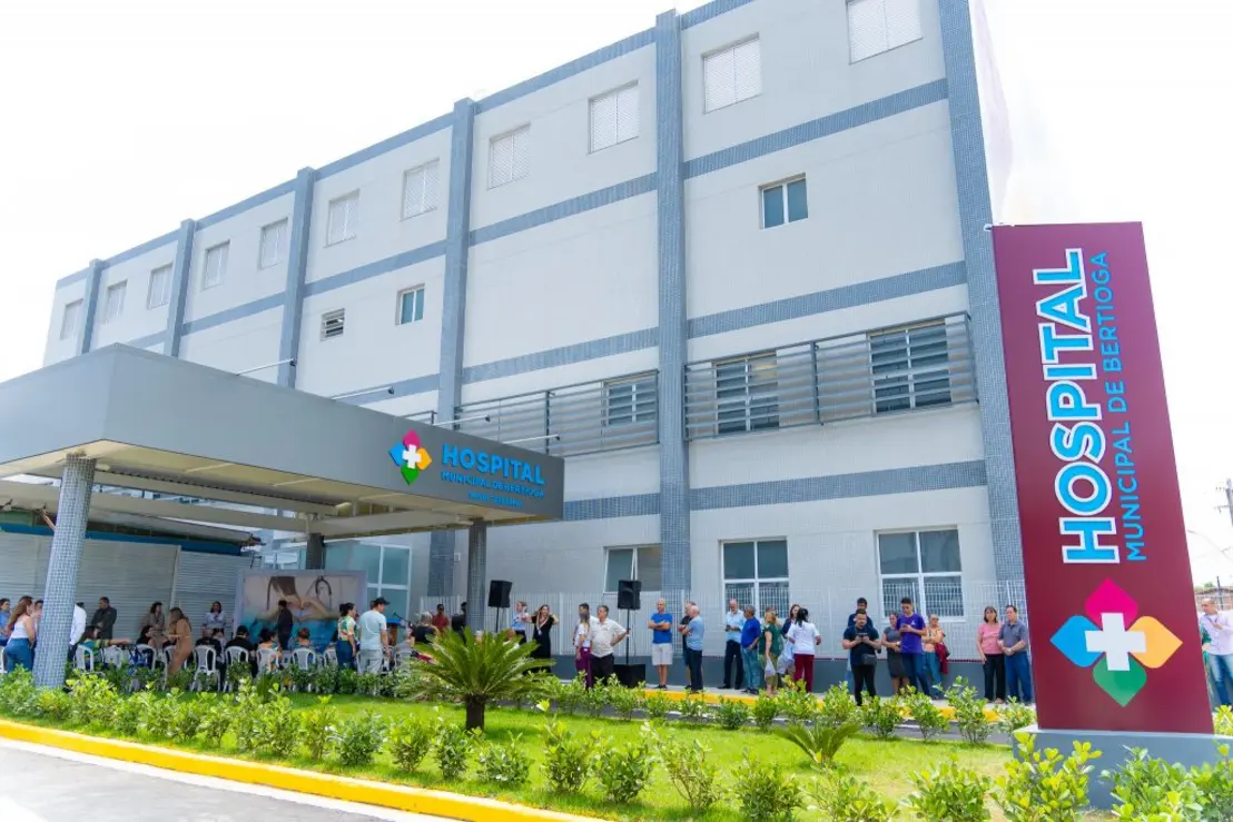 O Governo de SP investiu R$ 62 milhões no Hospital Municipal de Bertioga, ampliando sua estrutura física e melhorando serviços de saúde, contribuindo para reduzir filas de espera e melhorar qualidade de vida da população.