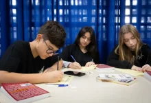 A Secretaria de Estado da Educação do Governo do Estado da São Paulo está recebendo inscrições para contratar monitores para as 100 escolas cívico-militares da rede estadual. Policiais militares da reserva podem se inscrever para contribuir para o ensino e aprendizado de jovens brasileiros.
