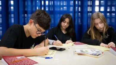 A Secretaria de Estado da Educação do Governo do Estado da São Paulo está recebendo inscrições para contratar monitores para as 100 escolas cívico-militares da rede estadual. Policiais militares da reserva podem se inscrever para contribuir para o ensino e aprendizado de jovens brasileiros.