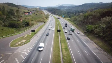 Comemoração do Corpus Christi: 16 milhões de veículos devem circular pelas rodovias estaduais, gerando congestionamentos e atrasos. Agência SP fornece informações atualizadas sobre o fluxo de veículos e condições das rodovias para ajudar os motoristas a planejar melhor seus deslocamentos.