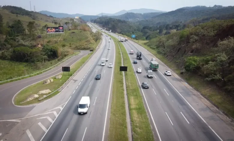 Comemoração do Corpus Christi: 16 milhões de veículos devem circular pelas rodovias estaduais, gerando congestionamentos e atrasos. Agência SP fornece informações atualizadas sobre o fluxo de veículos e condições das rodovias para ajudar os motoristas a planejar melhor seus deslocamentos.