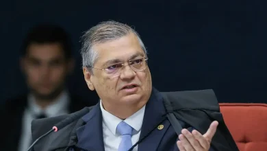 Ministro do Supremo Tribunal Federal abre audiência pública para discutir responsabilidade de grandes tecnologias por conteúdos de terceiros, influenciando política econômica do Brasil e questionando liberdade de expressão.