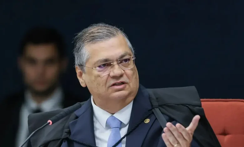 Ministro do Supremo Tribunal Federal abre audiência pública para discutir responsabilidade de grandes tecnologias por conteúdos de terceiros, influenciando política econômica do Brasil e questionando liberdade de expressão.