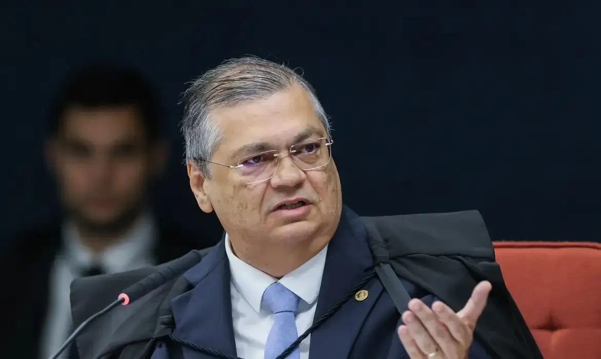 Ministro do Supremo Tribunal Federal abre audiência pública para discutir responsabilidade de grandes tecnologias por conteúdos de terceiros, influenciando política econômica do Brasil e questionando liberdade de expressão.