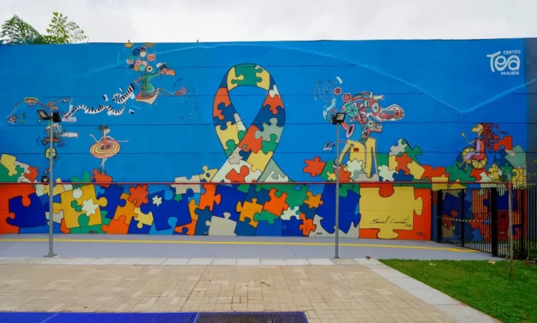 Pessoas com Transtorno do Espectro Autista (TEA) enfrentam consequências negativas ao se esforçar para se encaixar socialmente, camuflando suas características peculiares. Estudo da USP busca entender padrões de camuflagem e seu impacto na autoestima, relações sociais e qualidade de vida.