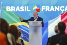 O presidente Lula da Silva recebeu compromisso de investir R$ 100 bilhões no Brasil ao longo de 5 anos de 15 grandes empresários franceses, durante visita oficial à França, onde foram aprofundados 20 acordos bilaterais e mais de mil empresas francesas atuam no país, gerando 500 mil postos de trabalho.