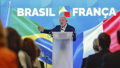 O presidente Lula da Silva recebeu compromisso de investir R$ 100 bilhões no Brasil ao longo de 5 anos de 15 grandes empresários franceses, durante visita oficial à França, onde foram aprofundados 20 acordos bilaterais e mais de mil empresas francesas atuam no país, gerando 500 mil postos de trabalho.