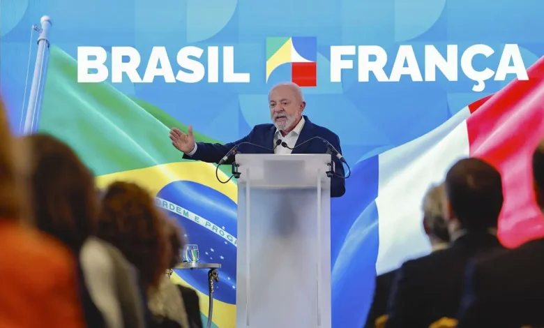 O presidente Lula da Silva recebeu compromisso de investir R$ 100 bilhões no Brasil ao longo de 5 anos de 15 grandes empresários franceses, durante visita oficial à França, onde foram aprofundados 20 acordos bilaterais e mais de mil empresas francesas atuam no país, gerando 500 mil postos de trabalho.