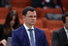 Anderson Torres, réu do golpe de estado em 2021, afirma ter se sentido "faltado com polidez" durante reunião ministerial, enquanto está sendo julgado pelo STF.
