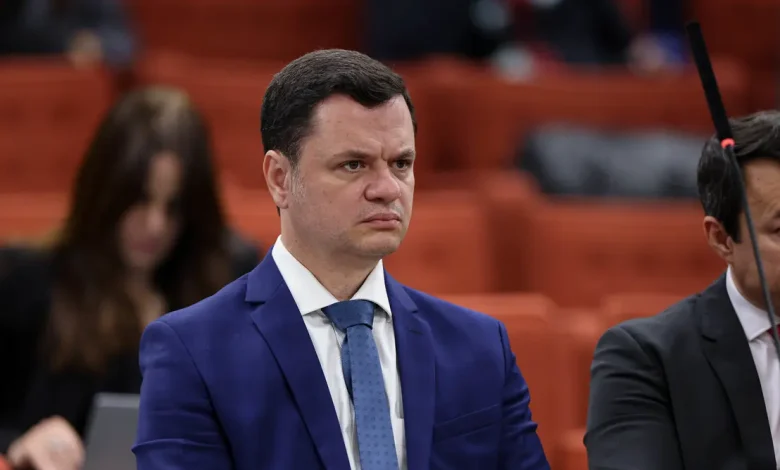 Anderson Torres, réu do golpe de estado em 2021, afirma ter se sentido "faltado com polidez" durante reunião ministerial, enquanto está sendo julgado pelo STF.