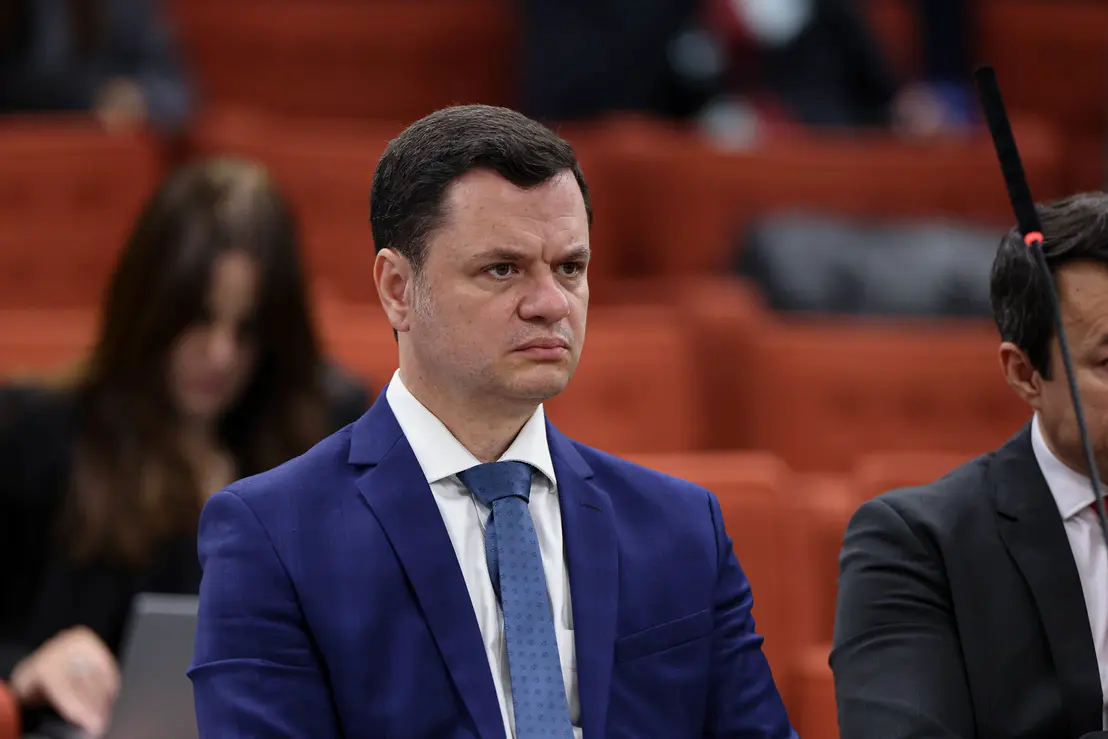 Anderson Torres, réu do golpe de estado em 2021, afirma ter se sentido "faltado com polidez" durante reunião ministerial, enquanto está sendo julgado pelo STF.