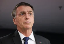 O ex-presidente Jair Bolsonaro cancela agenda oficial em Goiânia, gerando especulações sobre sua saúde, com confirmado seu passo por exames médicos em Brasília.