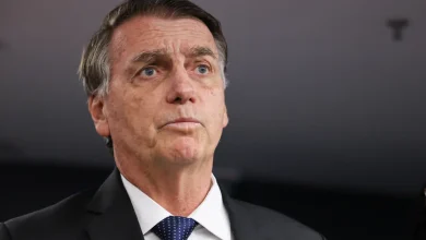 O ex-presidente Jair Bolsonaro cancela agenda oficial em Goiânia, gerando especulações sobre sua saúde, com confirmado seu passo por exames médicos em Brasília.