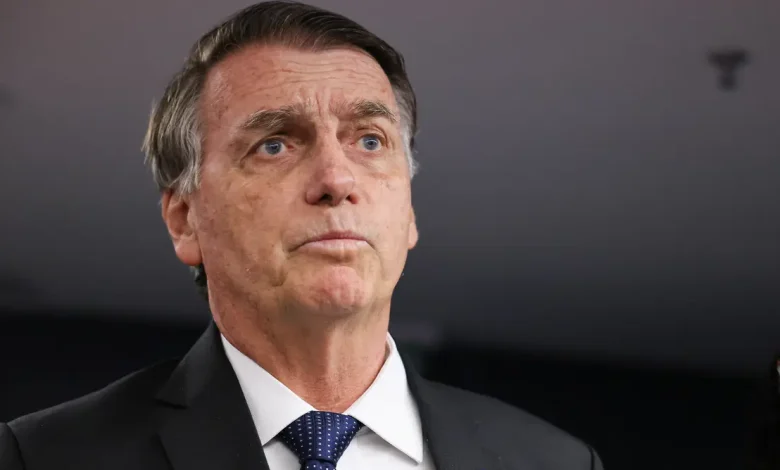 O ex-presidente Jair Bolsonaro cancela agenda oficial em Goiânia, gerando especulações sobre sua saúde, com confirmado seu passo por exames médicos em Brasília.