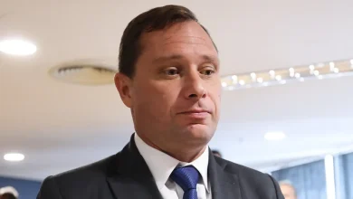 Investigação sobre uso de perfil secreto e passaporte português do tenente-coronel Mauro Cid revela contradições com declarações do militar, levantando suspeitas sobre sua integridade e capacidade de manter segredos.