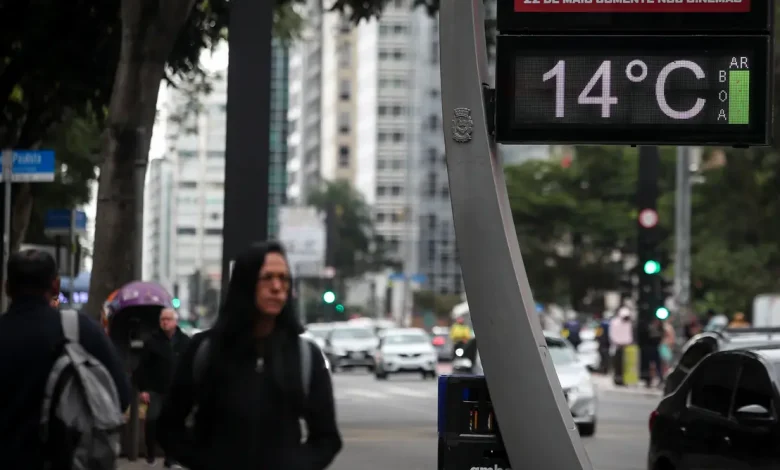 Clima na região Sudeste, especialmente em São Paulo, prevê novos recordes de frio e temperatura abaixo de 10°C. A previsão é de elevação da temperatura a partir do próximo sábado, com otimistas previsões de temperaturas mais amenas.