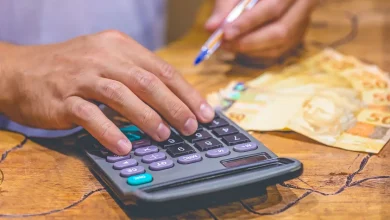 Cessão de dívida: uma alternativa para pessoas em necessidade de dinheiro urgente, com benefícios como antecipação de receita e planejamento de despesas, mas é fundamental avaliar riscos e ter um planejamento financeiro bem estruturado.