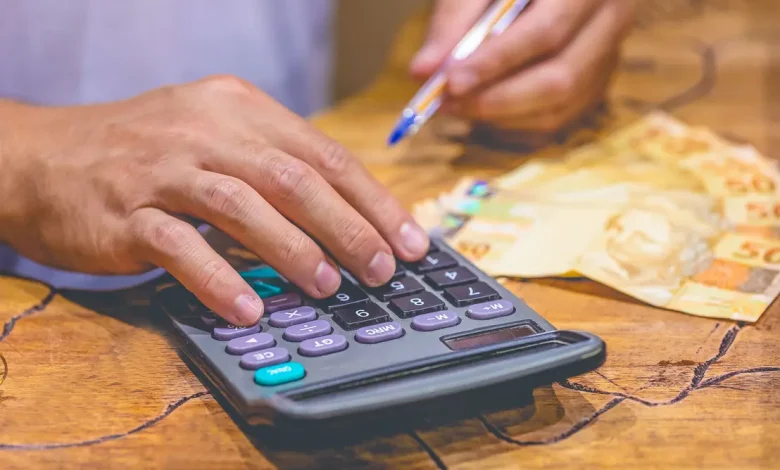 Cessão de dívida: uma alternativa para pessoas em necessidade de dinheiro urgente, com benefícios como antecipação de receita e planejamento de despesas, mas é fundamental avaliar riscos e ter um planejamento financeiro bem estruturado.