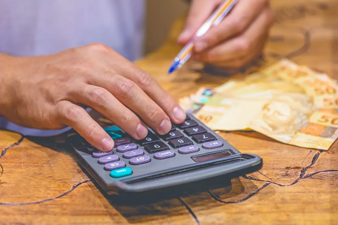 Cessão de dívida: uma alternativa para pessoas em necessidade de dinheiro urgente, com benefícios como antecipação de receita e planejamento de despesas, mas é fundamental avaliar riscos e ter um planejamento financeiro bem estruturado.