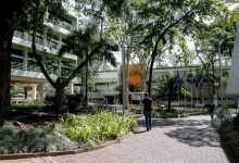 Descubra a tecnologia desenvolvida pela Universidade de São Paulo, um biossensor portátil que detecta rapidamente o vírus da Covid-19 a partir de materiais reciclados, revolucionando a detecção do vírus em áreas remotas ou em situações de emergência.